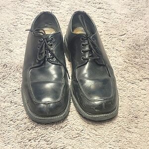 Kenneth Cole reaction size 8 men's dress shoes. Black